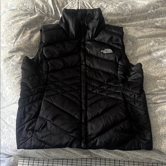 Woman’s The  North Face Black Puffer Vest size Meduim - Picture 1 of 6
